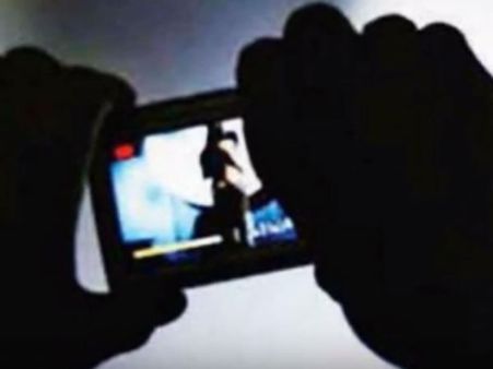 પહેલા પોતે ફોટો પોસ્ટ કરતો પછી અલગ અલગ આઈડી બનાવી તેના પર કમેન્ટ કરતો