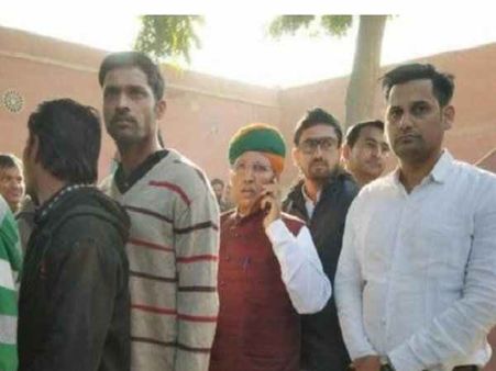 રાજસ્થાનમાં EVM ખોટકાયાં, મોદી સરકારના મંત્રીએ કલાકો સુધી લાઈનમાં રાહ જોવી પડી