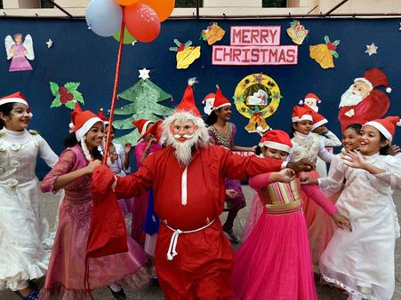 Christmas: કોણ છે સાંતા ક્લોઝ, બાળકોને કેમ આપે છે મસ્ત-મસ્ત ગિફ્ટ?