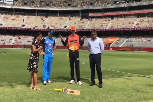 Video: ક્રિકેટના ઈતિહાસમાં પહેલીવાર બન્યું, એકવાર નહિ બેવાર થયો ટોસ