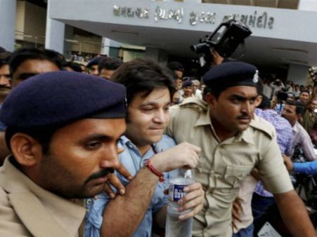 ગાંધીનગરઃ ફાર્મહાઉસમાં દારૂની મહેફિલ માણતા વિસ્મય શાહ સહિત 6 નબીરાની ધરપકડ