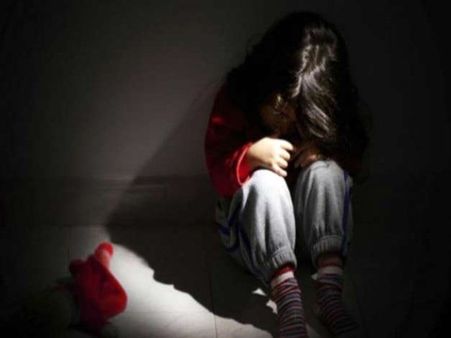 બાળકીઓની ઉંમર 6-15 વર્ષ વચ્ચે છે