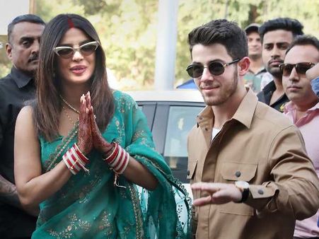 પ્રિયંકાની પાંથીમાં સિંદૂર, ગળામાં મંગળસૂત્ર અને હાથોમાં ચૂડો