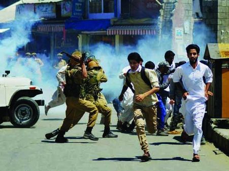 જમ્મુ કાશ્મીરઃ પુલવામામાં એન્કાઉન્ટર બાદ હિંસા, 6 ના મોત