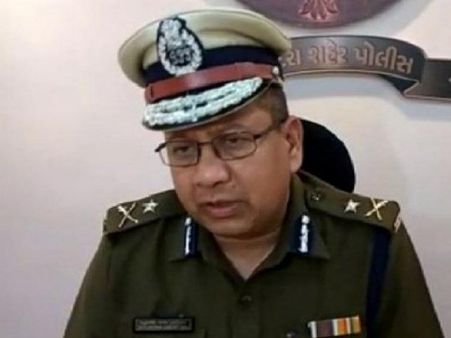 વડોદરા પોલિસનું સંસ્કારી ફરમાન, નવા વર્ષની ઉજવણીમાં મહિલાઓ નાના કપડા ના પહેરો