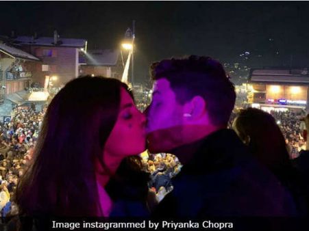 નવા વર્ષ પર પ્રિયંકાએ કરી નિકને કિસ, ફોટો શેર કરી બોલી - ‘હેપ્પી ન્યૂ યર'