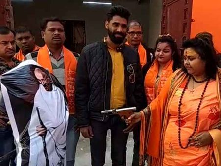 મહાત્મા ગાંધીના પૂતળા પર ગોળી ચલાવવા મામલે 8 સામે FIR, બેની ધરપકડ