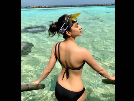 વૃદ્ધ સુરક્ષા ગાર્ડ પાસેથી સલામ લેવા બદલ થઇ ટ્રોલ વૃદ્ધ સુરક્ષા ગાર્ડ પાસેથી સલામ લેવા બદલ થઇ ટ્રોલ