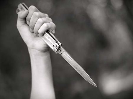 અવેધ સંબંધની શંકામાં પત્નીએ પતિની ગુપ્તાંગ કાપી નાખ્યું