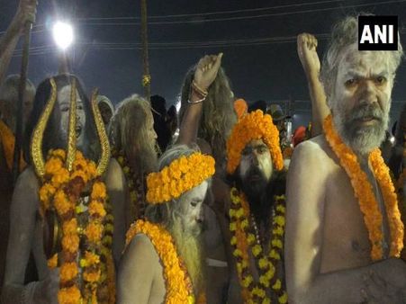 સૌથી પહેલા અખાડાના ભાલાદેવે કર્યું સ્નાન