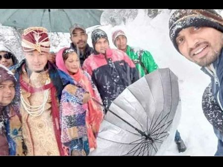 ઉત્તરાખંડમાં હિમવર્ષા દરમિયાન થયા અનોખા લગ્ન, વરરાજા 6 કિ.મી. ચાલીને લગ્ન કરવા પહોંચ્યો 