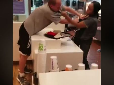 મેકડોનાલ્ડમાં એવું શુ થયું કે ગ્રાહક મહિલા કર્મચારી સાથે મારામારી કરવા લાગ્યો?