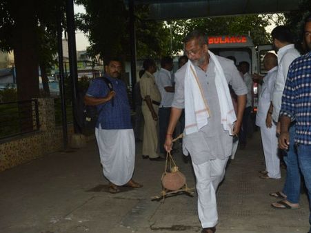 નાના પાટેકરની માતાનો અંતિમ સંસ્કાર, બોલિવૂડથી કોઈ નહીં આવ્યું