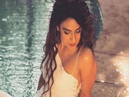 વિવાદો વચ્ચે પણ બિંદાસ છે નિયા 