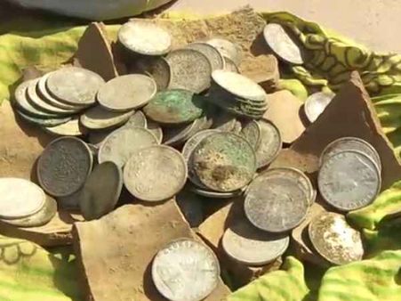 ગૌશાળાના ખોદકામ દરમિયાન માટલામાં ખજાનો મળ્યો, લૂંટ મચી