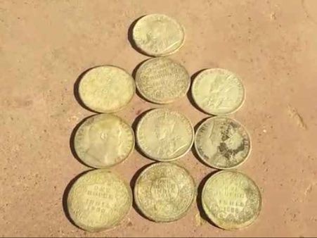 પોલીસે લોકો પાસેથી સિક્કાઓ જમા કર્યા 