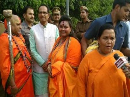 ભાજપ નેતાઓ સાથે સામે આવ્યો બાપુના પૂતળાને ગોળી મારનાર હિંદુ નેતાનો ફોટો