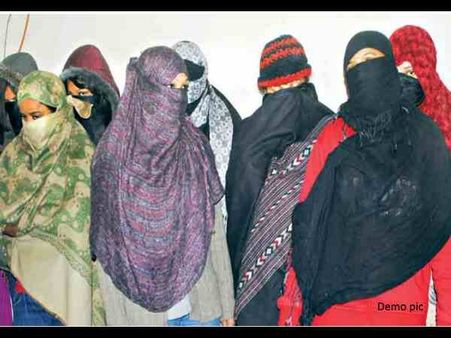 વહાર્ટસપ પર છોકરીઓના ફોટો મોકલીને ડીલ થતી હતી, 5 ધરપકડ