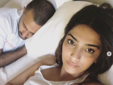 લંડનમાં જમીન પર ઊંઘવા માટે મજબૂર થયા સોનમ અને આનંદ, જાણો કારણ