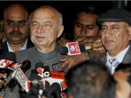 સુશીલ કુમાર શિંદેએ પીએમ મોદીને ગણાવ્યા તાનાશાહ- એવું તો હિટલર પણ નહોતો કરત