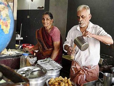 70 વર્ષના પતિ-પત્નીએ ચાની દુકાન ચલાવી 23 દેશો ફર્યા