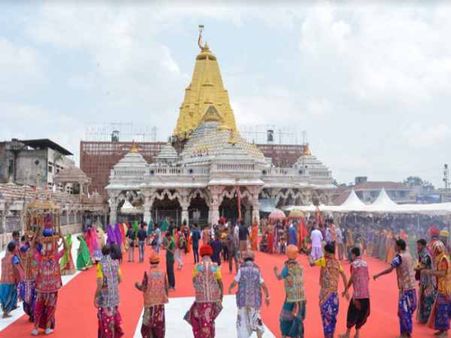 ભક્તો કરી રહ્યા છે સુવર્ણ દાન