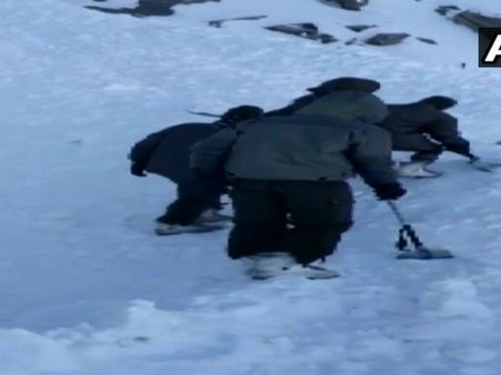 લદ્દાખના બર્ફીલા તોફાનમાં 10 પર્યટકો ફસાયા, 1નું મોત, તાપમાનના કારણે રેસ્ક્યુમાં મુશ્કેલી