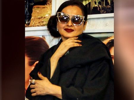 Video: રેખાએ પારખી ફોટોગ્રાફરની મસ્તી, પાછુ વળીને જોયુ તો તરત ભાગી