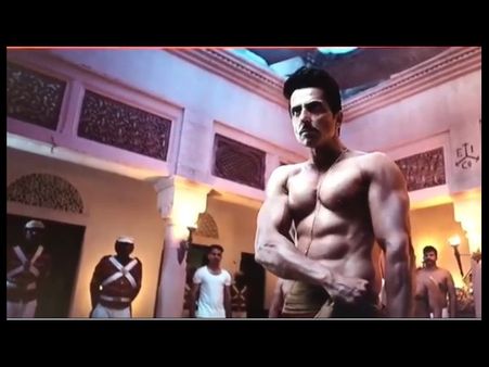 સોનુ સૂદ બહાર