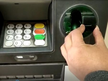 ATM માં ફસાયું કાર્ડ, બહાર ખેંચતા જ હોશ ઉડી ગયા