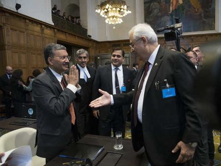 કુલભૂષણ જાધવ કેસઃ ICJમાં પાકિસ્તાની અધિકારીના હાથ મિલાવવા પર ભારતીય અધિકારીએ કર્યુ દૂરથી નમસ્તે