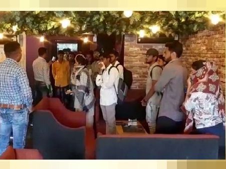 હુક્કા સહીત બીજી પણ કેટલીક સુવિધાઓ આપવામાં આવતી હતી હુક્કા સહીત બીજી પણ કેટલીક સુવિધાઓ આપવામાં આવતી હતી