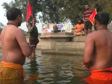 તળાવમાં રહીને પૂજા-અર્ચના કરતા રહેશે તળાવમાં રહીને પૂજા-અર્ચના કરતા રહેશે