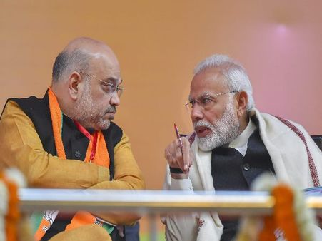 યોગી કે અખિલેશ કોણ છે સીએમ માટેની પહેલી પસંદ