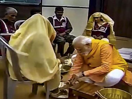 ગાંધીના પગલે ચાલવાની કોશિશ