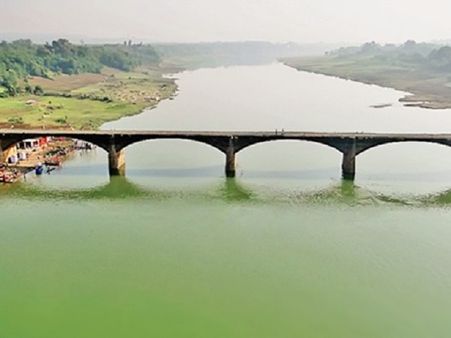 ઓમકારેશ્વર જ્યોતિર્લિંગ તેના કાંઠે આવેલું છે