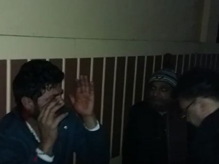 યુવકની જોરદાર ધુલાઈ યુવકની જોરદાર ધુલાઈ