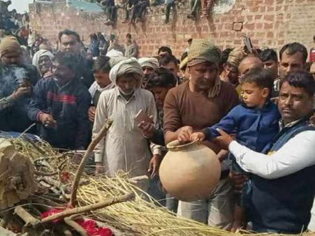 ત્રણ વર્ષના પુત્રએ આપ્યો અગ્નિદાહ, કોઈ આંસુ રોકી શક્યું નહીં ત્રણ વર્ષના પુત્રએ આપ્યો અગ્નિદાહ, કોઈ આંસુ રોકી શક્યું નહીં