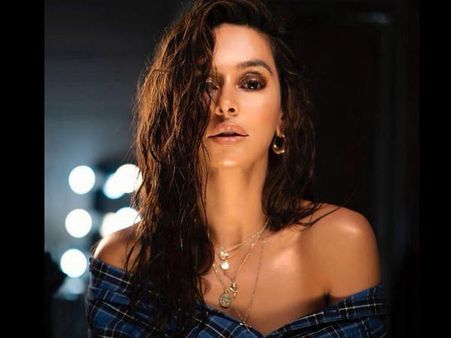 સેક્સી લેગ્સ સાથે ફરહાન અખ્તરની ગર્લફ્રેંડે ફોટો શેર કરી, રાતોરાત વાયરલ