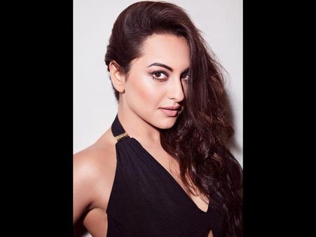 હોટ સોનાક્ષી