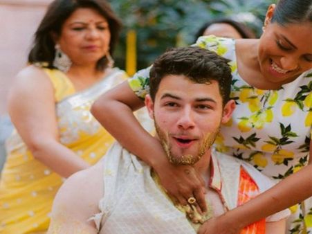 નિકને ચોળીને લગાવી હલ્દી