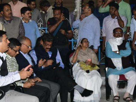 મમતા બેનર્જીના ધરણામાં શામેલ અધિકારીના મેડલ પાછા લેશે કેન્દ્ર!