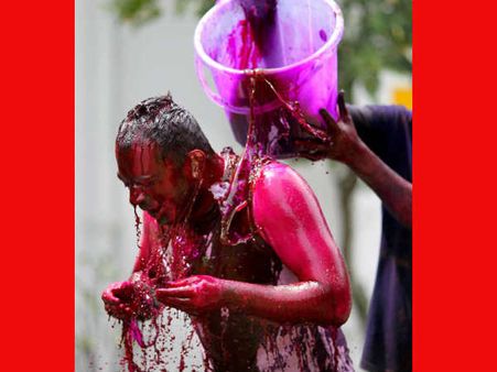ઢીલા કપડા પહેરીને રંગોથી રમો