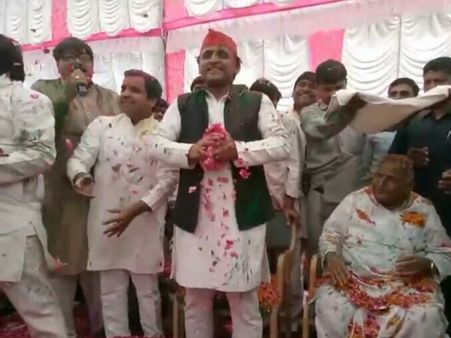 ક્યારે કોણ ચાવાળો બની ગયો અને એ જ ચાવાળો ચોકીદાર બની ગયો ક્યારે કોણ ચાવાળો બની ગયો અને એ જ ચાવાળો ચોકીદાર બની ગયો