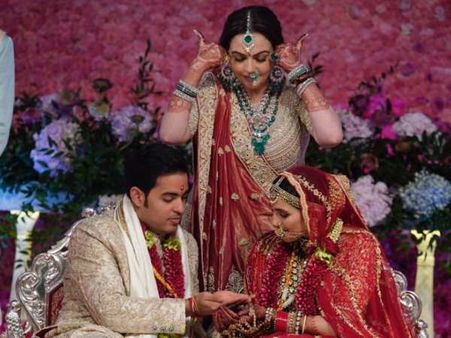 દેશના સુરક્ષાબળોના આશીર્વાદ મેળવીને ખુશી થઇ રહી છે: નીતા અંબાણી દેશના સુરક્ષાબળોના આશીર્વાદ મેળવીને ખુશી થઇ રહી છે: નીતા અંબાણી