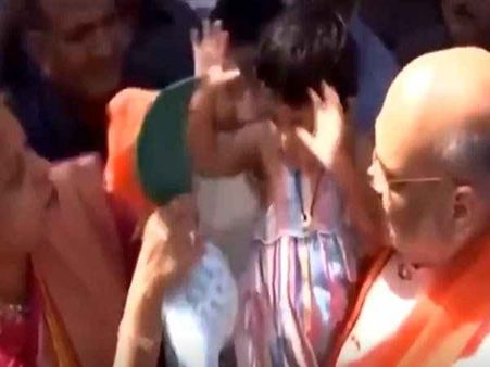 Video: જ્યારે અમિત શાહની પૌત્રીએ ભાજપની ટોપી પહેરવાની પાડી દીધી ના!