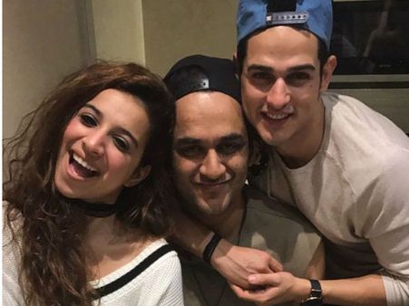 પોલિસને બોલાવવાની ધમકી