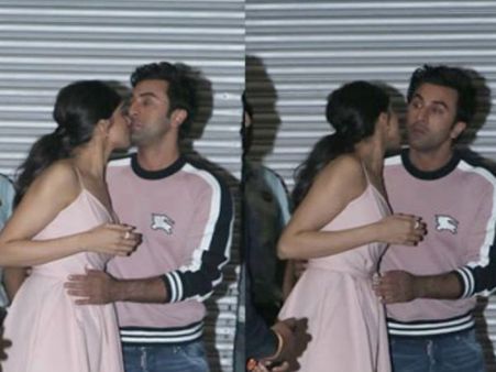 રણબીરને કિસ અને હગ કરતી દીપિકા