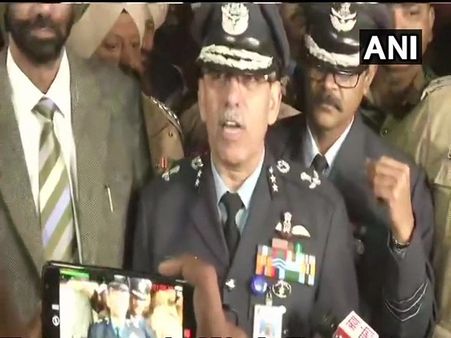 પાકિસ્તાન તરફથી દસ્તાવેજી કાર્યવાહીના નામ પર મોડુ કરવામાં આવ્યુ પાકિસ્તાન તરફથી દસ્તાવેજી કાર્યવાહીના નામ પર મોડુ કરવામાં આવ્યુ