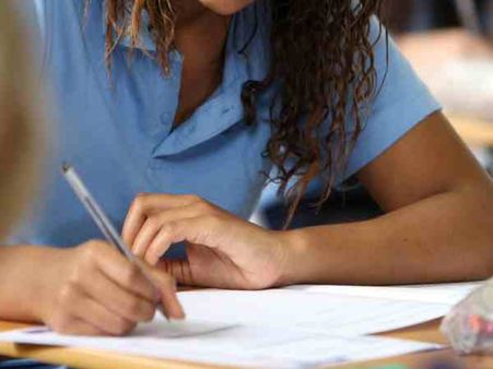 પિતાની લાશ પાસે આખી રાત વાંચતી રહી દીકરી, સવારે જઈને પરીક્ષા આપી